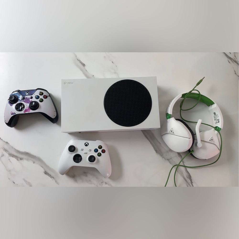 Xbox Series S console bundle